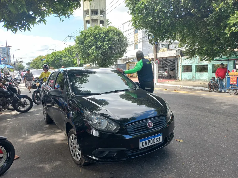 Orientação aos condutores para evitar fila dupla em frente ao cemitério Santa Izabel.
