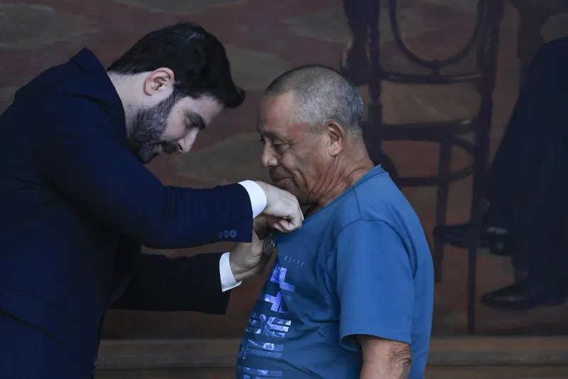 O agente de limpeza mais antigo da Sesan, Tibúrcio Barros, foi um dos agraciados a receber a medalha de mais alta honraria