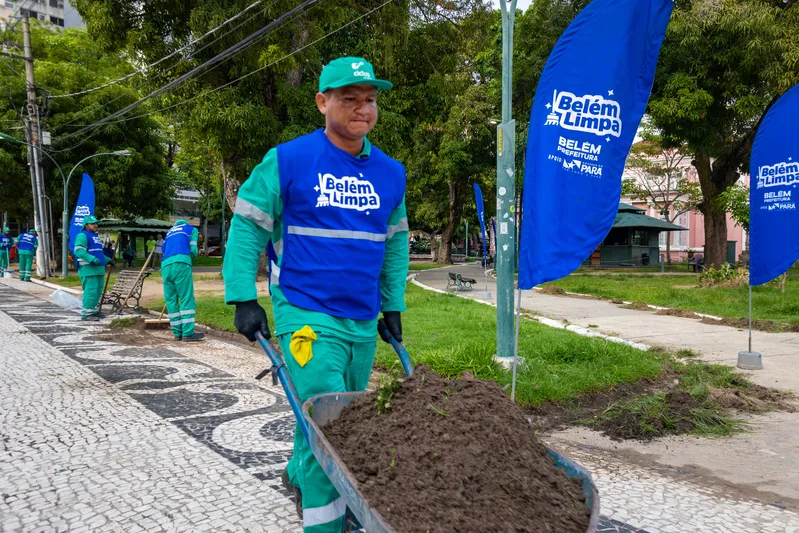 Belém Limpa - Mutirão de limpeza chega a 22 praças da cidade <div class='credito_fotos'>Foto: Foto Kamila Canhedo   |   <a href='/midias/2025/originais/4e38912a-65fc-44b8-ab1a-3dc56dc06ea9.jpg' download><i class='fa-solid fa-download'></i> Download</a></div>