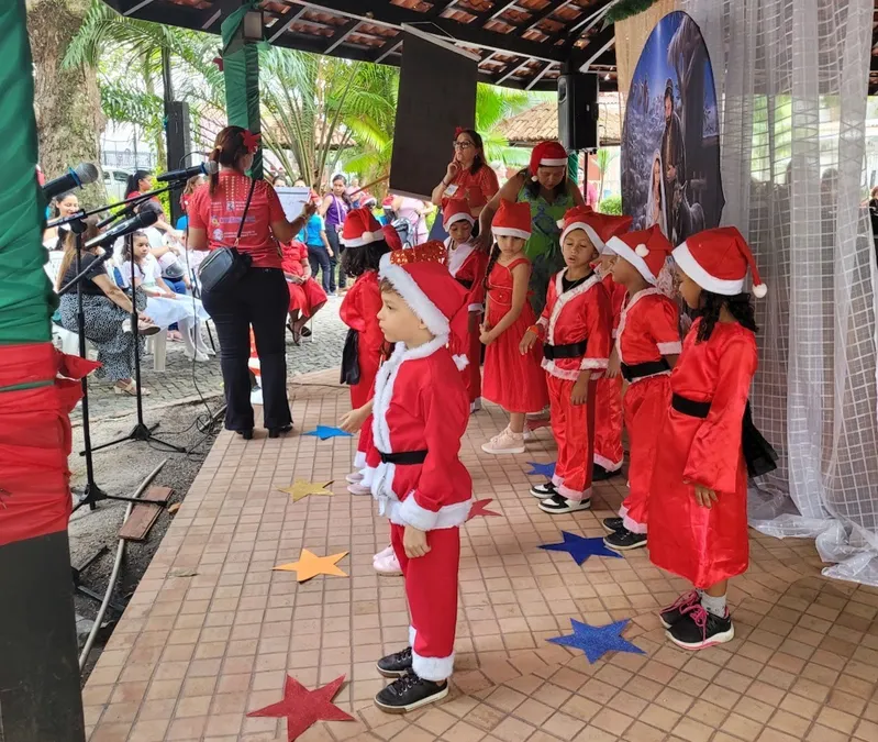 As crianças foram as estrelas da festa natalina promovida pela Semec <div class='credito_fotos'>Foto: Paulo Roberto Ferreira - Ascom Semec | <a href='/midias/2025/originais/4e8d6d92-0a52-4b1c-823e-fdd67dcafa8a.jpg' download><i class='fa-solid fa-download'></i> Download</a></div>