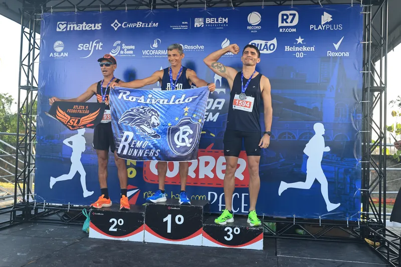 O trio campeão comemora a vitória na Corrida de Belém.