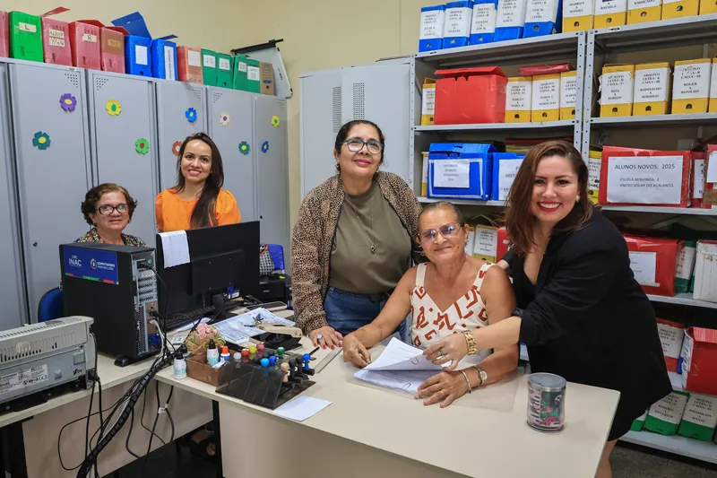 Equipes pedagógicas se prepararam para receber os estudantes na segunda-feira.