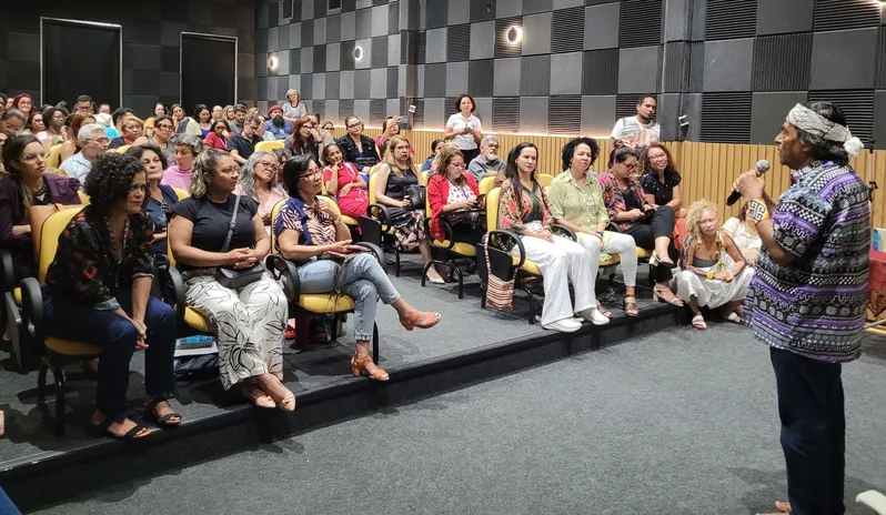 O encontro com o líder indígena foi no Cine Dira Paes, no Palacete Pinho.