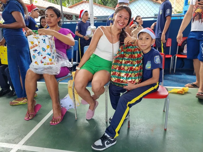 A dona de casa Silvia Pinheiro, com o filho Samuel Pinheiro, assistido pelo PAG.