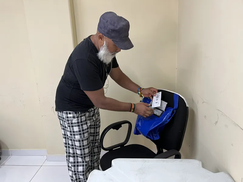 Conselheiro da Cidade deposita voto na urna durante o pleito dos nove integrantes do Conselho de Usuários de Serviços Públicos de Belém. 