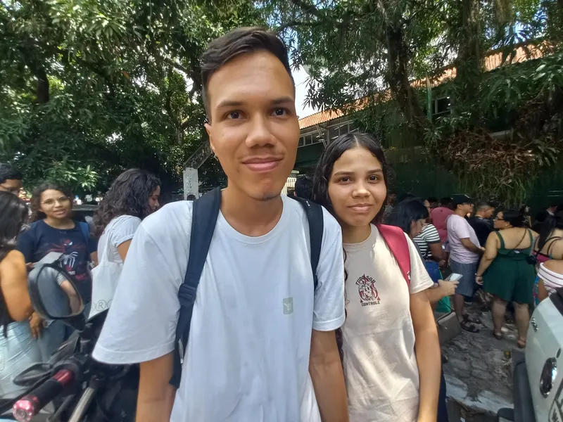 Os irmãos Caroline e Luís Felipe chegaram cedo ao local de provas com receio de perder o horário de abertura do portão.