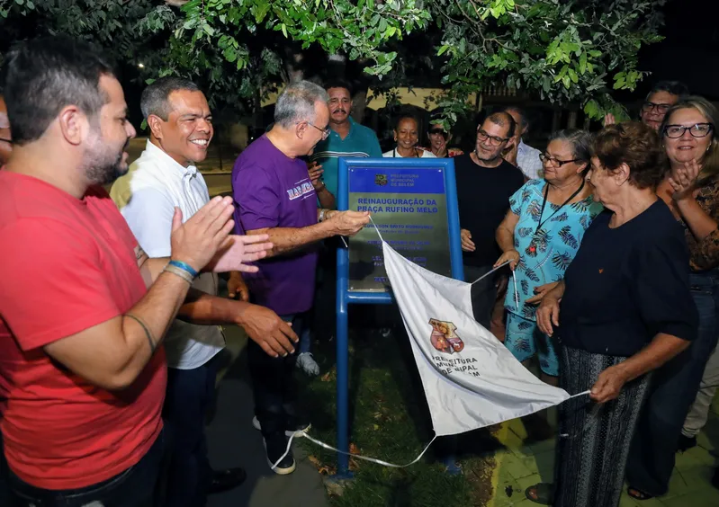 Prefeito Edmilson Rodrigues e equipe inauguraram a reforma da praça Rufino  Melo, juntamente com os familiares do homenageado, morador do bairro da Marambaia