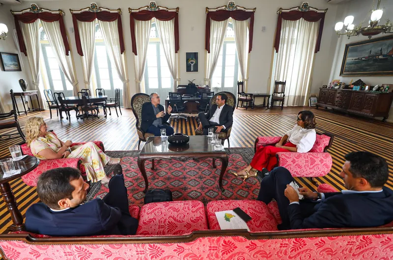 O prefeito de Belém, Edmilson Rodrigues, recebeu o CEO da TAP, Luís Rodrigues, acompanhado pela comitiva da companhia aérea, incluindo Carlos Antunes, diretor para as Américas, Rita Tamagnini, diretora de Comunicação, e David Seromenho, assessor de imprensa.