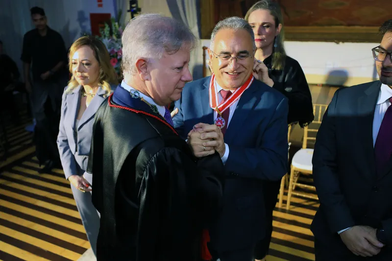 Prefeito recebe a medalha mérito Eleitoral das mãos do desembargador Leonam Gondim da Cruz Júnior.