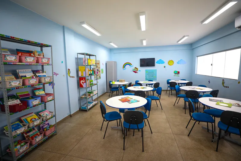 A nova biblioteca da escola é um espaço acolhedor, com mesas novas que convidam à leitura
