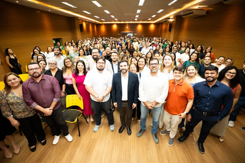 Prefeito Igor Normando e gestores da Sesma marcaram a data com uma foto com os novos servidores