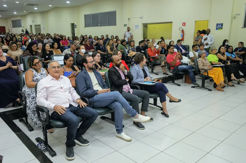 A certificação teve a presença de servidores, famílias assistidas e do prefeito Edmilson Rodrigues.