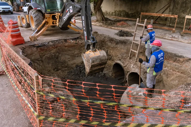 Prefeitura realiza desobstrução do Canal da Pirajá <div class='credito_fotos'>Foto: Felipe de Souza   |   <a href='/midias/2025/originais/5c326bab-b7e6-443e-bfc2-d9e6de9c907b.jpg' download><i class='fa-solid fa-download'></i> Download</a></div>