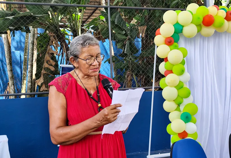 A professora Selma Sueli Santos foi homenageada por sua dedicação e liderança no processo de transformação da Escola Municipal Perpétuo Socorro Jesus Figueiredo, no Tapanã 