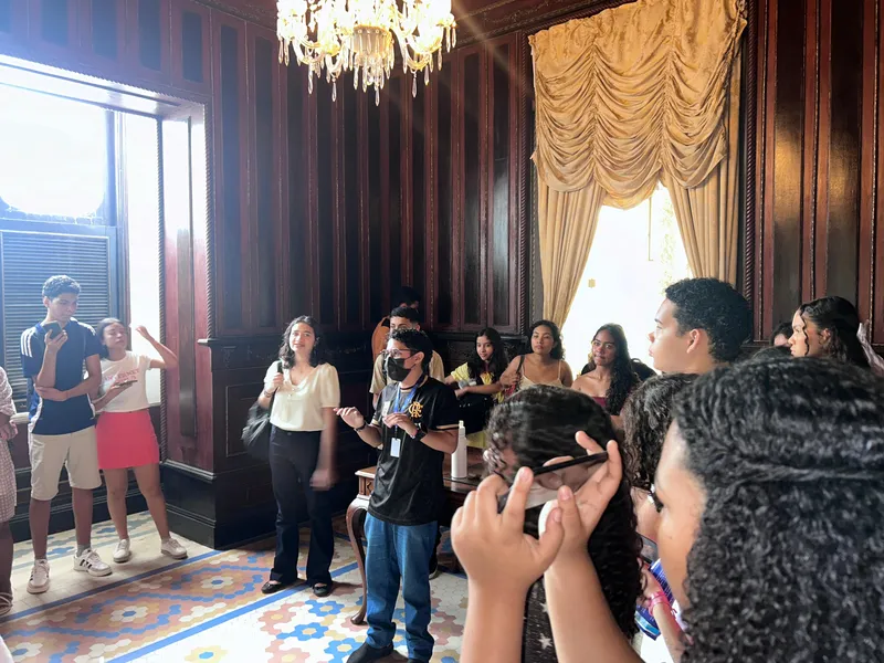 Alunos puderam conhecer curiosidades e detalhes sobre o Palacete Bolonha, construído no século XX pelo engenheiro Francisco Bolonha