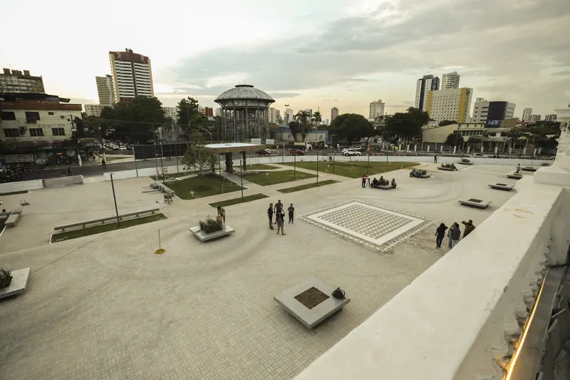Projeto de reforma incluiu a área externa com a recuperação da Praça Floriano Peixoto.