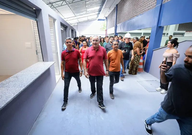 Durante a entrega, o prefeito percorreu o novo Mercado da Terra Firme junto com os permissionários que vão atuar no prédio.