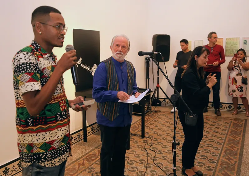 Poeta apresentou parceira com Pelé do Manifesto <div class='credito_fotos'>Foto: DINEI SOUZA / AG.BELÉM   |   <a href='/midias/2025/originais/5f6a90fe-8492-4ba9-85c3-4dbea5554d8d.jpg' download><i class='fa-solid fa-download'></i> Download</a></div>