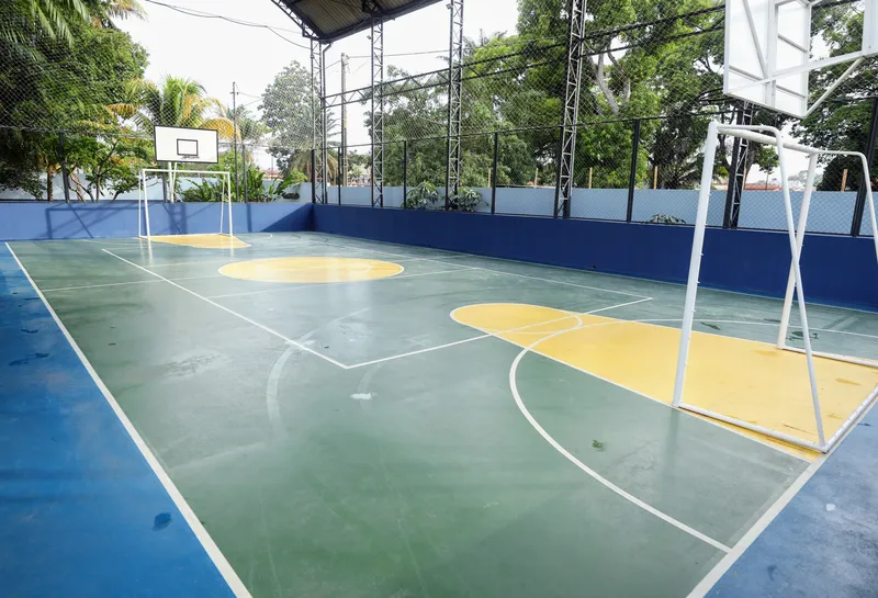 A quadra esportiva foi toda reestruturada e está pronta para uso da comunidade escolar.