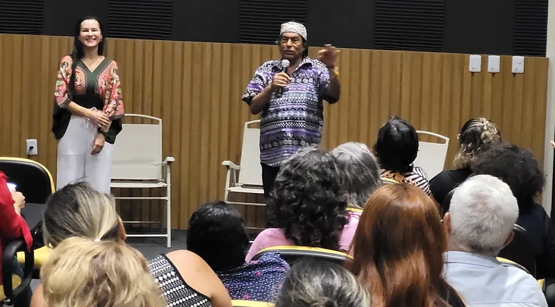 A professora Núbia Alencar, titular da Coordenadoria de Educação Escolar para Indígenas, Imigrantes e Refugiados mediou a roda de conversa.
