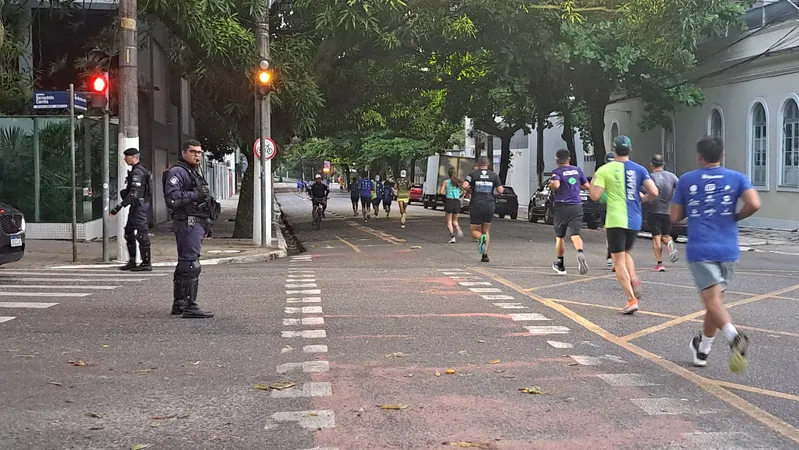 Agentes da Guarda Municipal posicionados em pontos estratégicos do percurso dos corredores