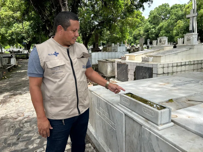 O chefe da Divisão de Controle de Endemias da Sesma, Alberto Rodrigues, mostra onde as sepulturas podem acumular água e servir de criadouros do mosquito.