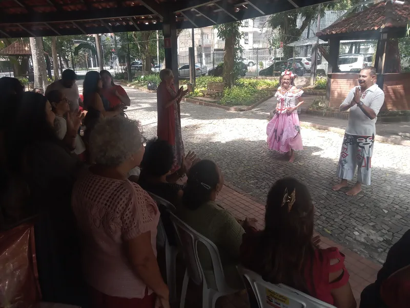 A aposentada Conceição Macedo deu um show de danças regionais