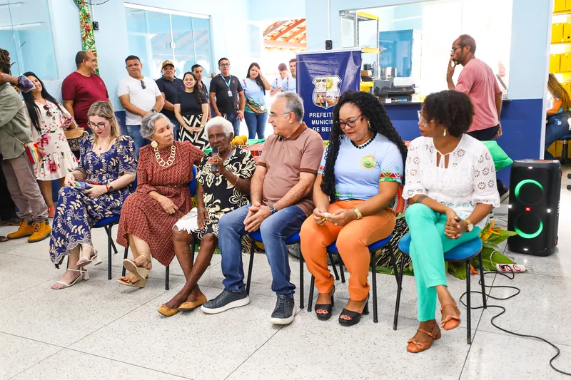 Dona Querida, matriarca do Quilombo Sucurijuquara, celebra com alegria a entrega da nova escola para as futuras gerações. Um espaço que carrega a história e a resistência de seu povo, agora renovado para oferecer educação de qualidade e um ambiente de cuidado e crescimento para todas as crianças da comunidade.