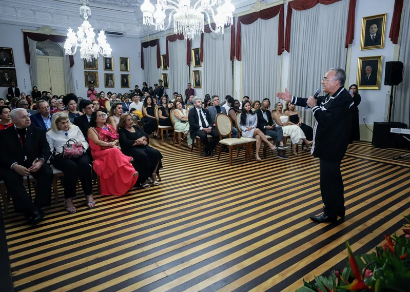 A entrega da maior honraria concedida pelo município, a comenda Francisco Caldeira Castelo Branco, ocorreu nesta sexta-feira, 20