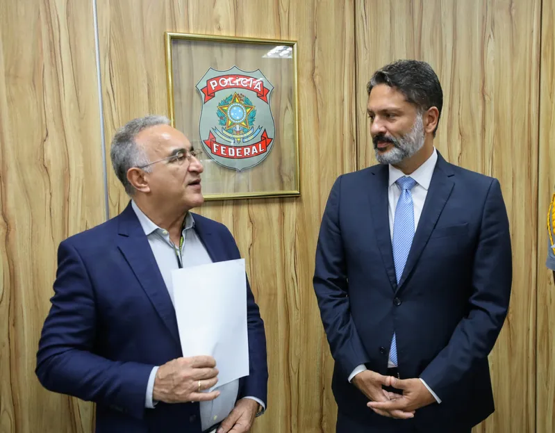 O superintendente da PF Alexandre Silva, recebeu o prefeito para a assinatura do acordo.