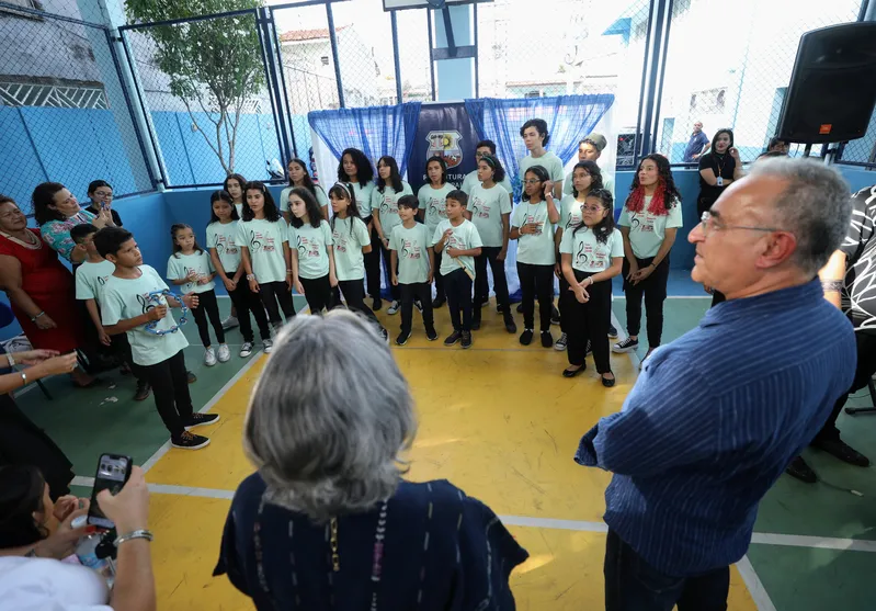 O coral da Escola Manuela Freitas se apresentou durante a cerimônia de entrega do prédio reformado.