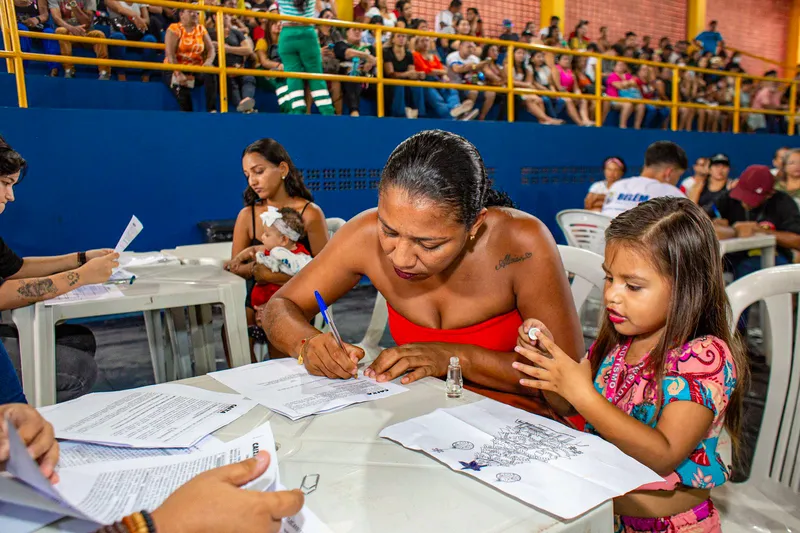 Jocyane Valadares, dona de casa e mãe solo de duas crianças, aliviada ao assinar o contrato da casa própria e sair do aluguel