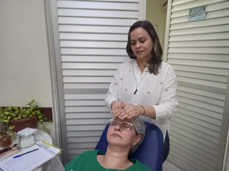 A coordenadora do Consultório PICS do HPSM Mário Pinotti, Adriely Rayol, destaca os benefícios físicos e mentais: alídio de dores e redução do estresse e da ansiedade.