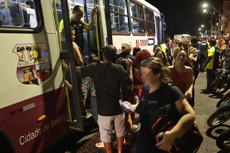Os 20 novos ônibus exclusivos começaram a circular pela cidade por volta de 23h para atender o público que foi prestigiar a programação de aniversário de 409 anos de Belém no Portal da Amazônia <div class='credito_fotos'>Foto: Jader Paes   |   <a href='/midias/2025/originais/72822888-a649-4085-803d-8317c8780f32.jpg' download><i class='fa-solid fa-download'></i> Download</a></div>