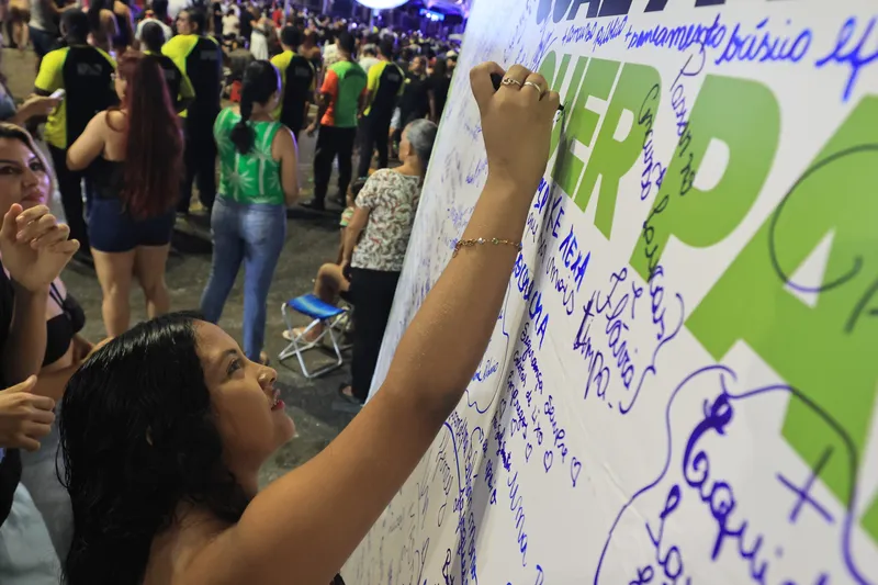 Mural interativo permitiu que o público deixasse mensagens de parabéns e desejos prósperos para a capital paraense <div class='credito_fotos'>Foto: Jader Paes   |   <a href='/midias/2025/originais/72ebfccd-c35d-49ae-9c77-2f6180b6b0b3.jpg' download><i class='fa-solid fa-download'></i> Download</a></div>