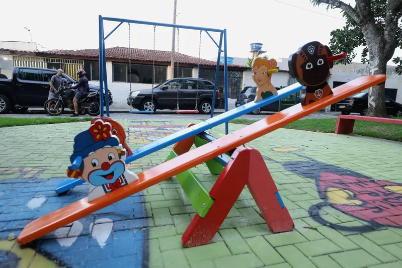 Novos brinquedos para a criançada da área curtir a praça revitalizada e brincar com segurança 