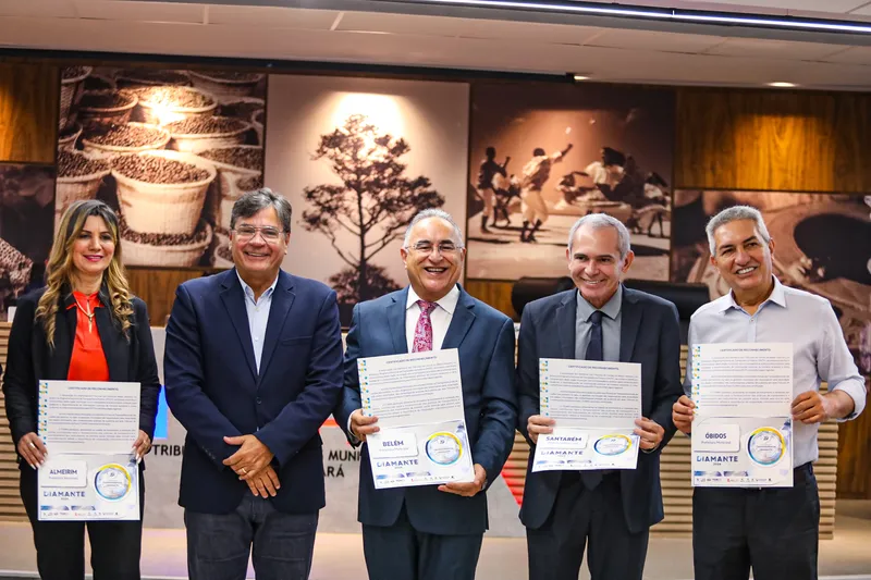 Prefeito Edmilson recebeu o Selo Diamante de Transparência Pública das mãos do titular da 5ª Controladoria do Município, Daniel Lavareda, na companhia de gestores dos prefeitos de Almeirim, Belterra, Monte Alegre, Novo Progresso, Óbidos e Santarém