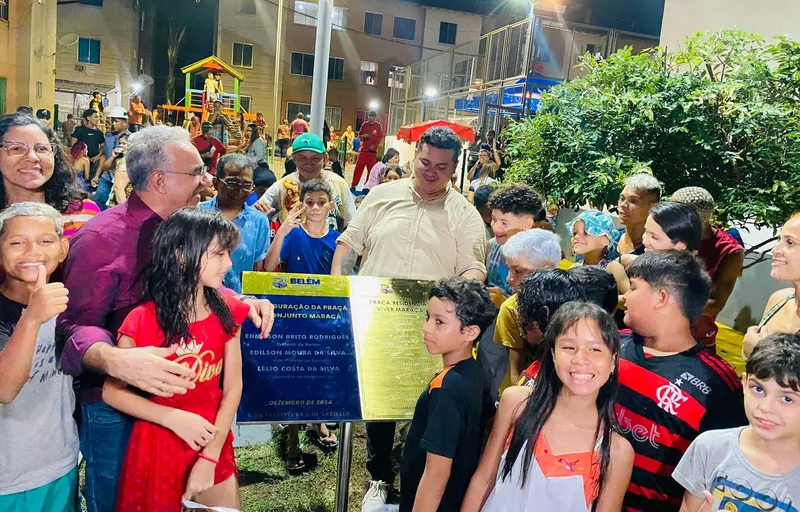 Momento do descerramento da placa da praça do conjunto Viver Maracá, em Icoaraci.