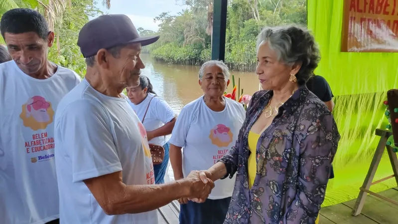 Secretária Araceli Lemos, na aula inaugural da Ejai na escola Navegantes.