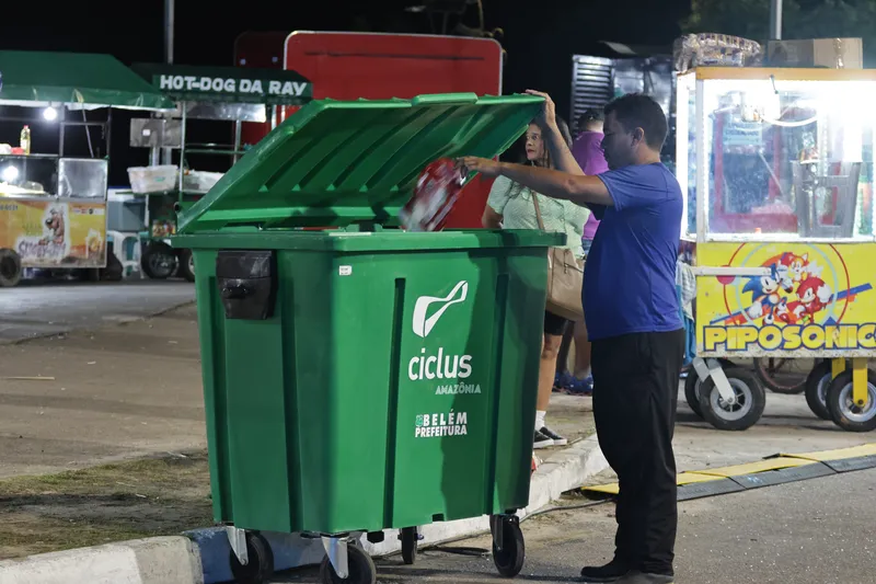A Sesan garantiu que papeleiras e lixeiras fossem estrategicamente posicionadas nas áreas de maior circulação para garantir a organização e limpeza do ambiente. <div class='credito_fotos'>Foto: Jader Paes | <a href='/midias/2025/originais/7da41100-3d99-4637-90a5-a2e06fc64979.jpg' download><i class='fa-solid fa-download'></i> Download</a></div>