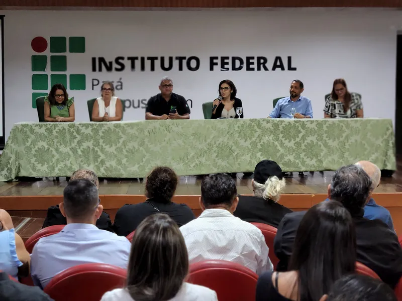 Jurandir Novaes, titular da Semad, parabeniza os concluintes dos cursos, durante abertura do ato de certificação