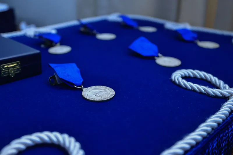 A medalha é destinada a reconhecer pessoas que tenham prestado relevantes serviços ao município ou que possuam mérito excepcional digno de distinção.