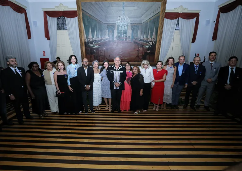 As personalidades receberam a comenda, pelo motivo de terem contribuído com a cidade de Belém em diversas áreas, como na política, da cultura e social 