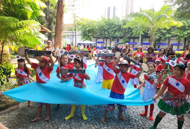 O Natal das Águas arrancou muitos aplausos de professores, técnicos e estudantes <div class='credito_fotos'>Foto: Paulo Roberto Ferreira - Ascom Semec | <a href='/midias/2025/originais/80672c99-1181-42db-a01f-12dcda946e6e.jpg' download><i class='fa-solid fa-download'></i> Download</a></div>
