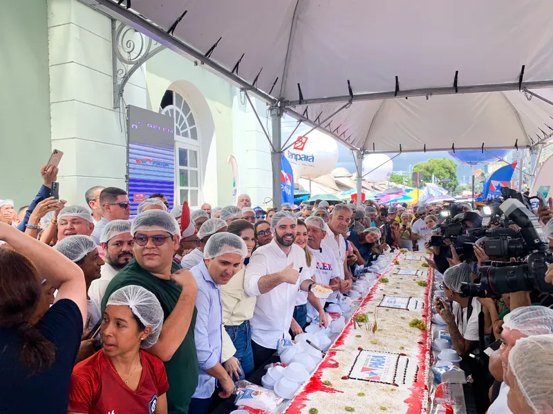 Tradicional bolo de aniversário de Belém foi cortado em fatias e oferecido para a população