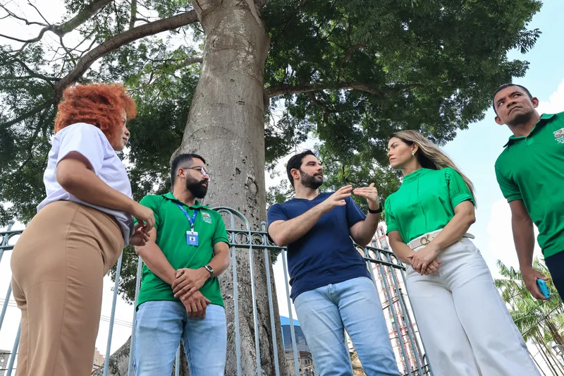 Prefeito Igor Normando e equipe da Semma durante a vistoria que atestou a saúde da samaumeira da Praça Santuário.