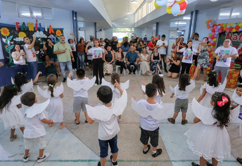Alunos da escola fizeram uma apresentação natalina durante a cerimônia de entrega do prédio reformado.