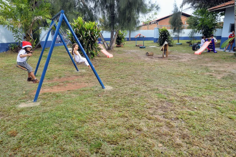 Educação, lazer e diversão estão garantidos com o parquinho na área externa.