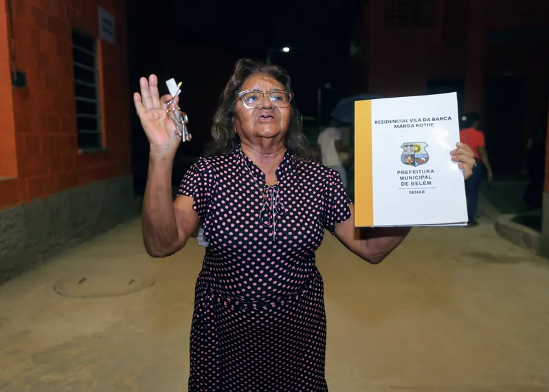 A moradora Eunice Nunes agradece a entrega das chaves do seu novo apartamento.