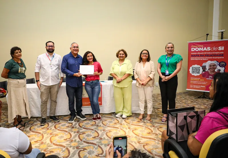 Alunas dos cursos do programa  Donas de Si receberam certificados nesta  sexta-feira, 6. O último grupo de  2024 foi certificado  pelo prefeito Edmilson Rodrigues 